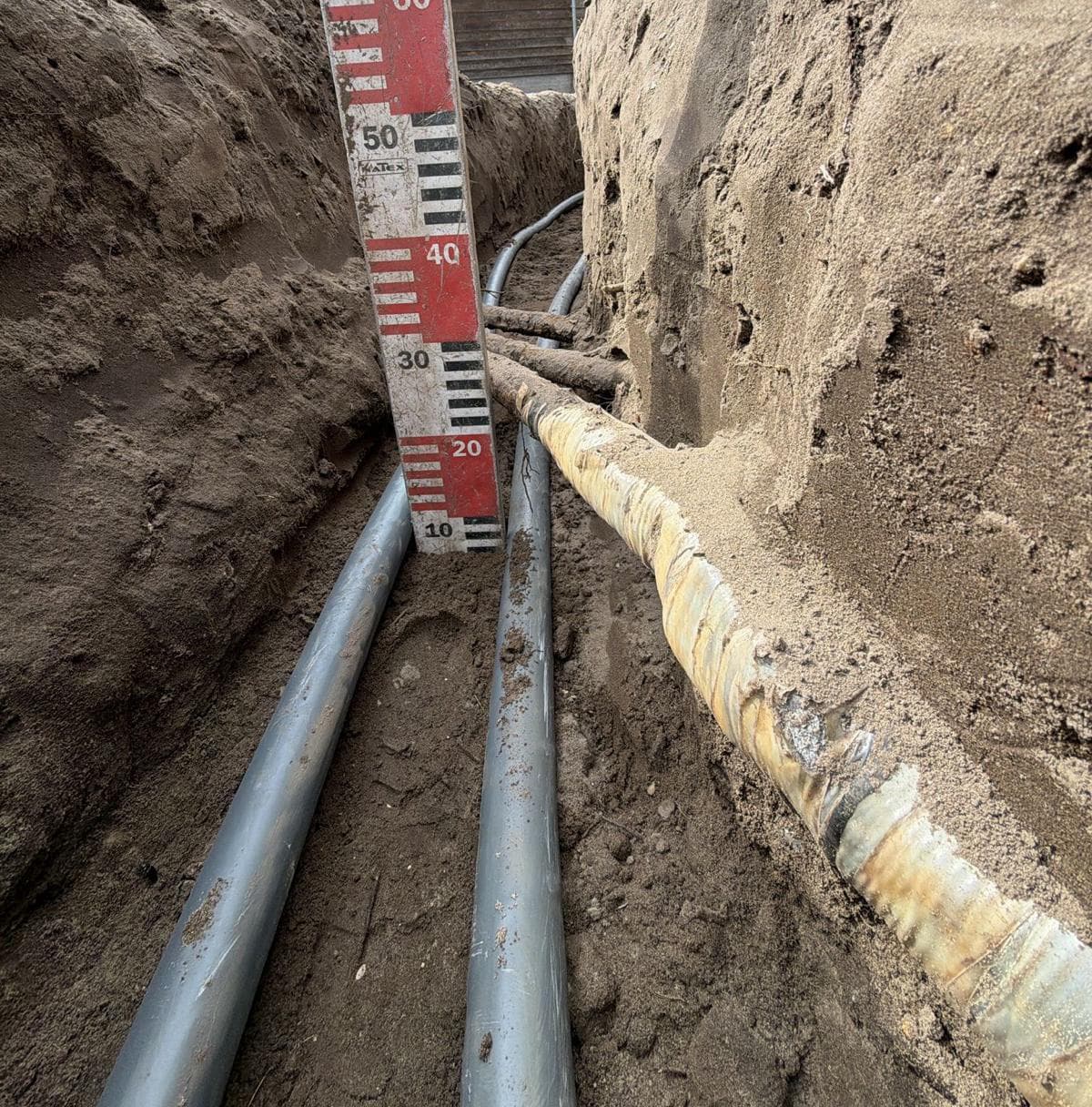 Grondwerk en dieptemeting bij kabelaanleg in Blaricum